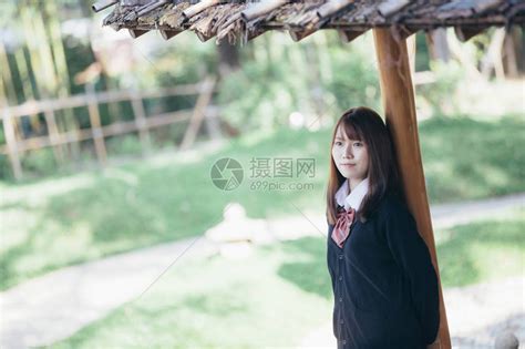 看着公园户外电影陈年风格的日本女学生装扮肖像AsianJapan高清图片下载-正版图片505391641-摄图网