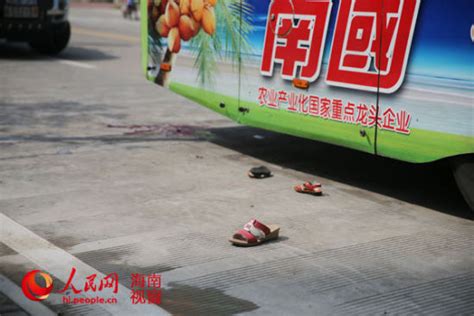 江苏：骑车女被出租车开门撞倒 头部遭公交碾压身亡_手机凤凰网