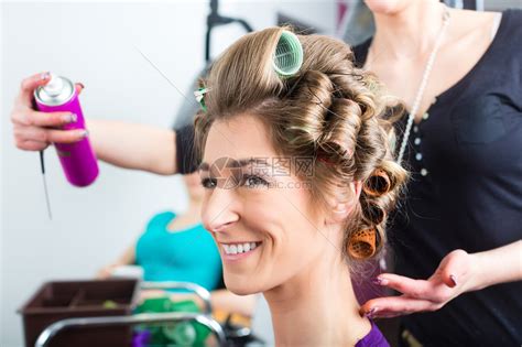 美发师发型师卷发女顾客理发高清图片下载-正版图片503614350-摄图网