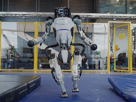 波士顿动力发布两足机器人跑酷新视频：自如后空翻、拿手撑杆跳梁|界面新闻 · 科技