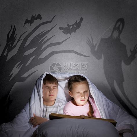 孩子们噩梦两个小孩子毯子下看书高清图片下载-正版图片300197967-摄图网