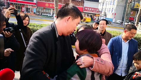 儿子5岁时丢失 陕西一母亲做保洁员原地等待29年|界面新闻 · 中国