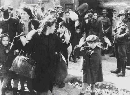 二战时，德军集中营的犹太人有多惨？根本没人样，瘦得只剩皮包骨