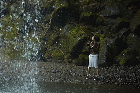 站在瀑布前的女性背影高清图片下载-正版图片502071610-摄图网