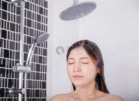 女人洗头发脸高清图片下载-正版图片306867958-摄图网