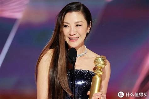 恭喜！杨紫琼获金球奖影后，60岁依然头发浓密，笑容灿烂有气质