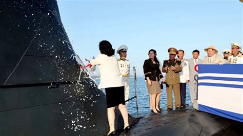 朝鲜核攻击潜艇下水，为何是崔善姬掷香槟？_凤凰网
