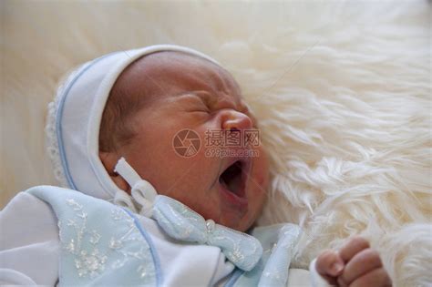 新生男婴睡在毛皮红心上高清图片下载-正版图片507452229-摄图网
