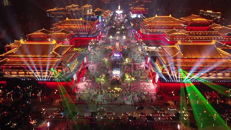 西安：大唐不夜城文化表演吸引游客游览