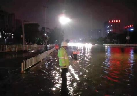 昆明持续降雨 城区多处路段被淹--中国数字科技馆