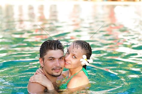 夫妻在热带游泳池美女游泳场高清摄影大图-千库网