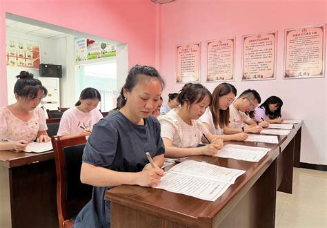 深圳市的一位女干部，就因为头上的“一撮白发”意外走红了， 这种白发，怎么看都不像是自然衰老，倒像是年轻学生们所钟爱的“挑染”。
