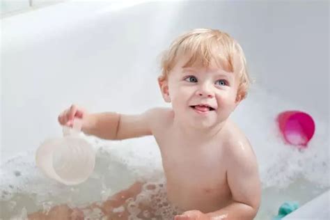 夏季给宝宝洗澡，你踩了几个雷？|洗澡|宝宝|夏季|水温|皮肤|淋浴|-健康界