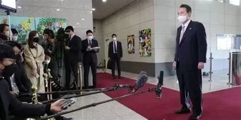 韩国总统尹锡悦被指向日本国旗鞠躬引争议，韩方：向对方国旗致敬是日方惯例__财经头条