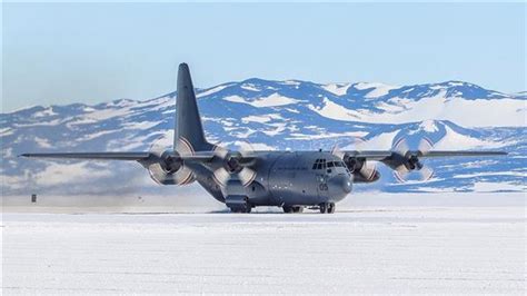 融合C-5和C-130优势的美军C-17环球霸王III运输机_飞机