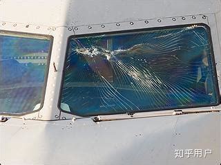 南航一客机遭冰雹袭击 挡风玻璃破裂 实拍照片吓人__凤凰网