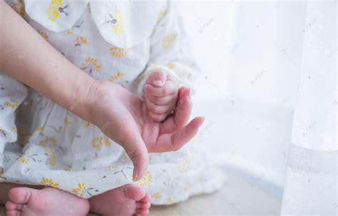 孩子准备握住母亲的手素材图片免费下载-千库网