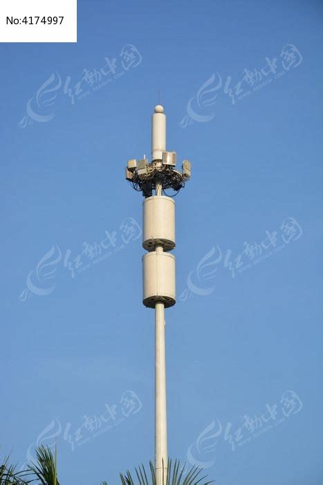 高压线铁塔上贴着“三米就放电”的警示牌是什么意思？_距离