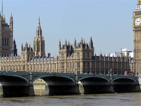 2021今天既是英国政府机构的代表建筑，也是伦敦当地一处著名的旅游景点。西北角的钟楼是著名的大本钟所在地_议会大厦-评论-去哪儿攻略