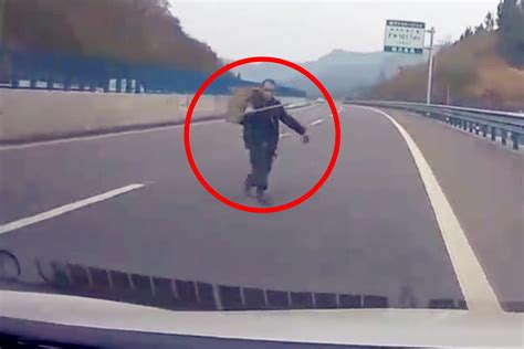 实拍：四川一男子持棍在高速公路拦车 司机“神反应”逃过一劫！_凤凰网视频_凤凰网