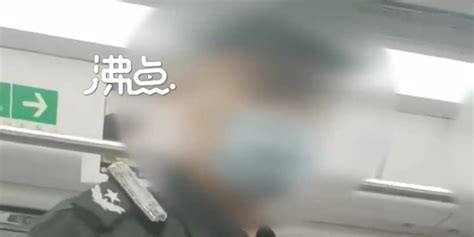深圳地铁一保安要求乘客给外国人让座，公司：将严肃处理_凤凰网视频_凤凰网