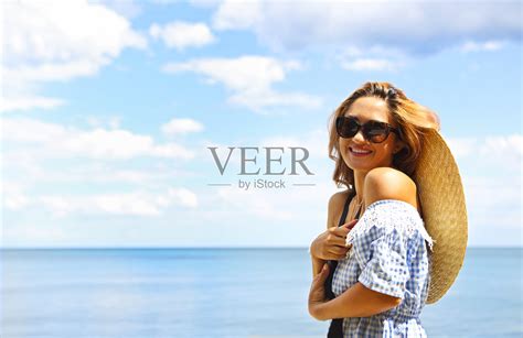 年轻快乐的金发女人在美丽的热带天堂海景享受暑假照片摄影图片_ID:373513250-Veer图库