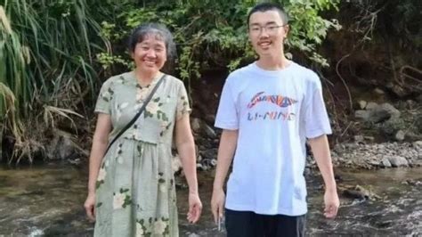 胡鑫宇失联超86天，其父母再次到学校发声：我想接鑫宇回家_新浪新闻