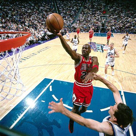 1993年的今天，乔丹在总决赛G4中拿到55分8篮板4助攻（37投21中）