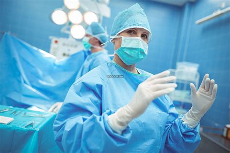 站在手术室的女外科医生的肖像蓝色医护服医疗健康素材