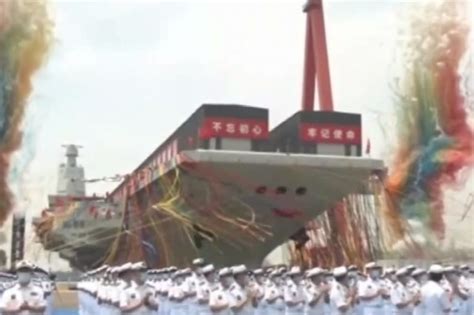 中国003航母正式下水，命名福建舰，配电磁弹射技术，排水8万吨