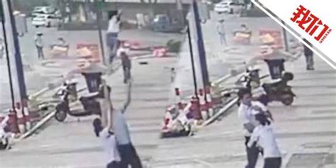 重庆3岁男童六楼坠下，千钧一发之际众人合力用两床被子接住(含视频)_手机新浪网