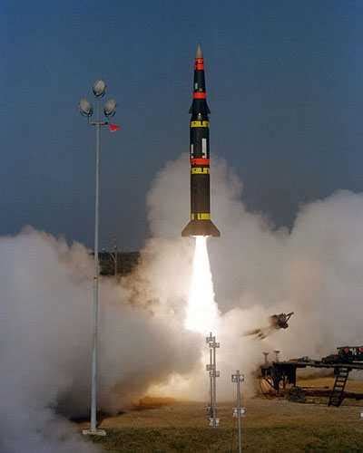 历史上的今天5月26日_1967年中国首次成功发射地对地中程导弹。