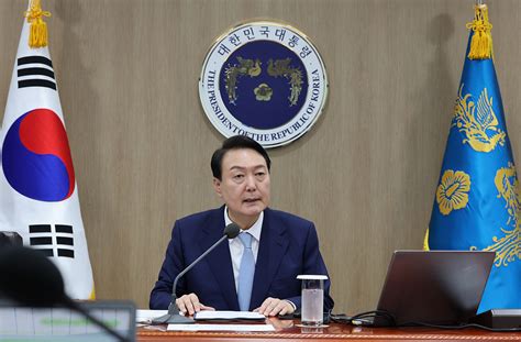 尹锡悦被批“上班迟到下班卡点”，韩总统室回称：总统没有上下班的概念