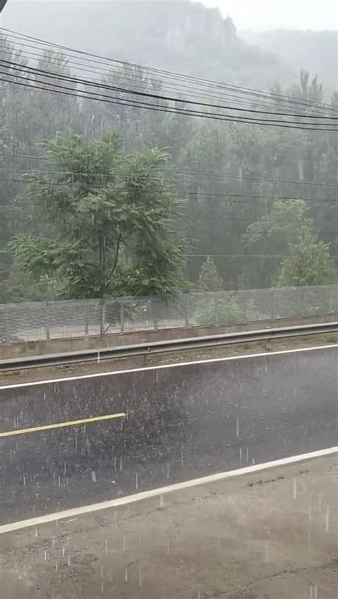 北京暴雨升级：雨水灌进地铁站，市民踩水出站_凤凰网视频_凤凰网