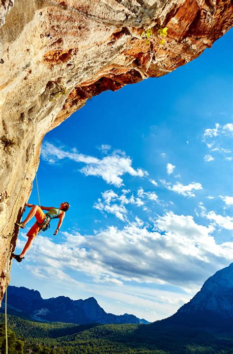 攀岩的极限运动者图片-攀岩者在日落时分攀岩素材-高清图片-摄影照片-寻图免费打包下载