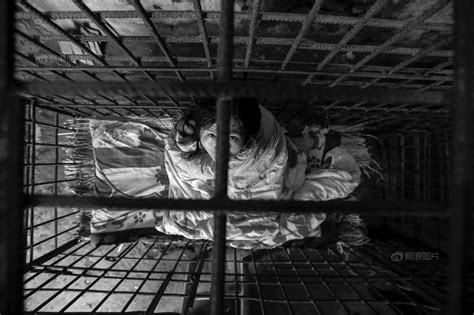 数名少女被囚禁地窖，为活命不惜出卖身体-搜狐大视野-搜狐新闻