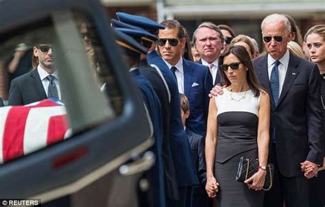 拜登拉阿根廷总统老婆的手，握手变牵手，就差十指相扣了|拜登|阿根廷总统_新浪新闻
