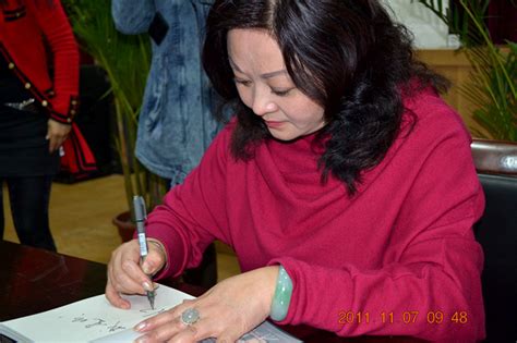 杨红樱简介（从小学语文老师，到作家中的首富，她有个女儿叫冉冬阳） | 人物集