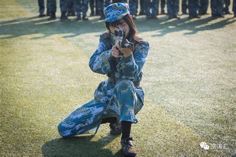 90后特警女教官 教男队员格斗和打枪-北京时间