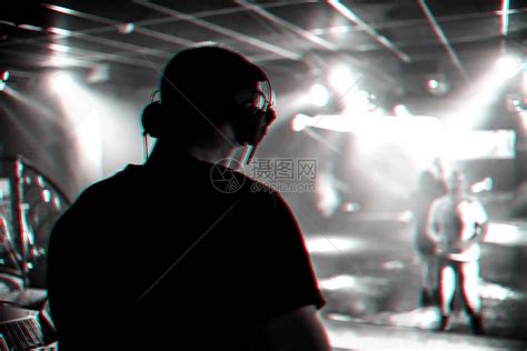 DJ在夜总会与舞池跳舞的人混合音乐高清图片下载-正版图片506137503-摄图网
