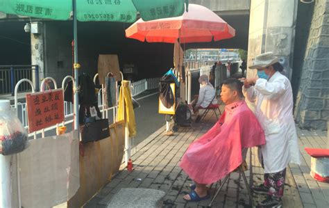 露天理发师和他们的街边江湖|界面新闻 · 时尚