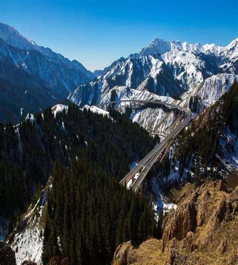 新疆一条山区公路，沿线四季美景不同，被称伊犁最靓丽风景线|果子沟|新疆|赛里木湖_新浪新闻