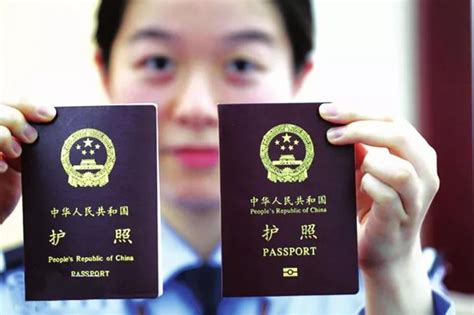护照免签证计划-手持护照PNG图片素材下载_图片编号332651-PNG素材网
