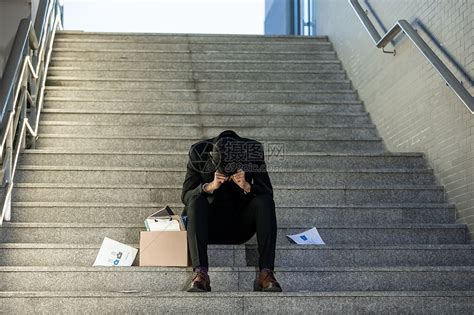 被辞退的商务男性失落的坐在楼梯上高清图片下载-正版图片501705427-摄图网