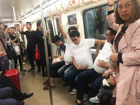 成都地铁惊现“怀孕男” 呼吁给孕妇更大空间_爆笑趣图_海峡网
