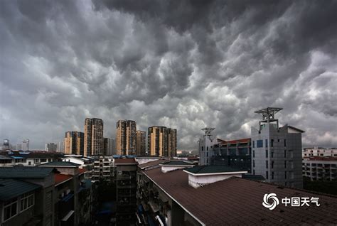 暴雨来临前的斗城 天空上演“乌云压城”-高清图集-四川站