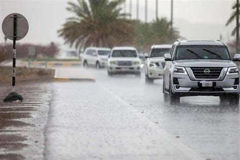 迪拜遭雷暴大雨袭击城市严重内涝：开车如行船