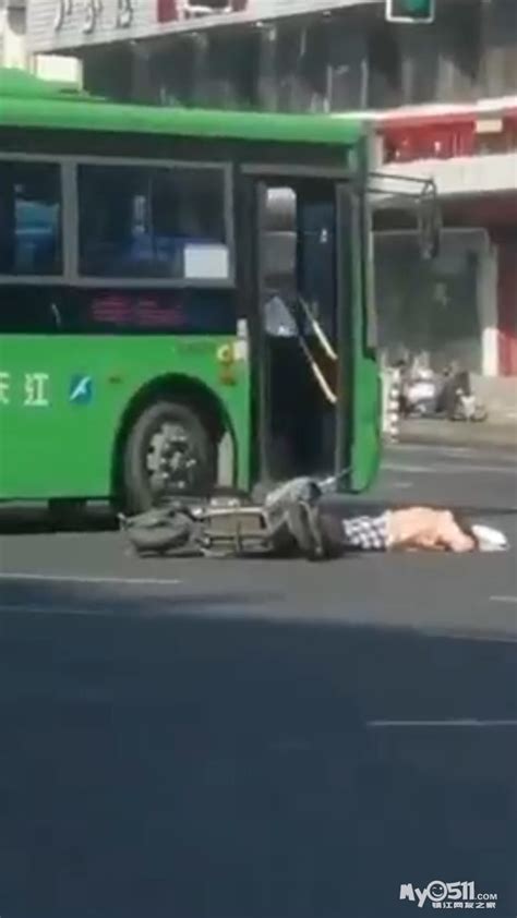 广东惠州十字路口发生事故，1男孩被撞，现场路况：令人堪忧！