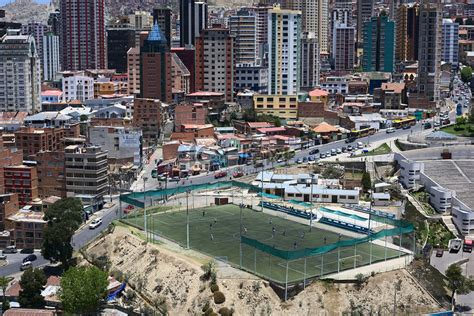 玻利维亚拉巴斯的萨帕塔足球场高清摄影大图-千库网