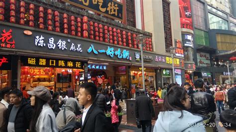 中国十大小吃街排行榜 重庆八一路相当热闹汇集全国美食 - 手工客